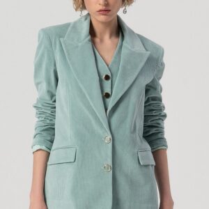 Model draagt de Francomina blazer Mint Sky met gouden knopen.