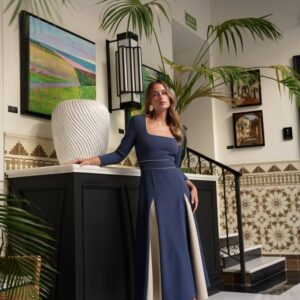 Volledige look van de Celeste-jurk, gecombineerd met statement oorbellen.