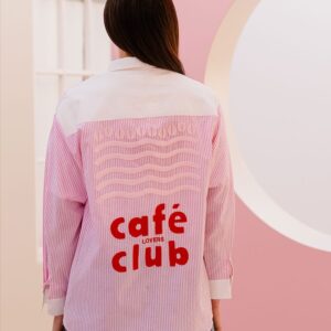 Achterkant van blouse met café lovers club statement print