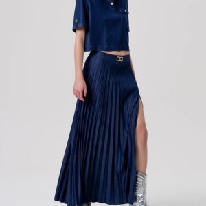 Jeanslook plissé maxi rok met zijsplit gedragen door model, soepel vallende stof