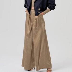 Model draagt gouden flare broek met wijde pijpen – vooraanzicht