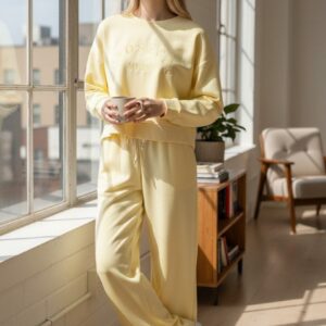vrouw in gele combinatieset