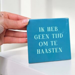 Tegel: decoratieve tegel met humoristische tekst.
Tekst: Ik heb geen tijd om me te haasten.