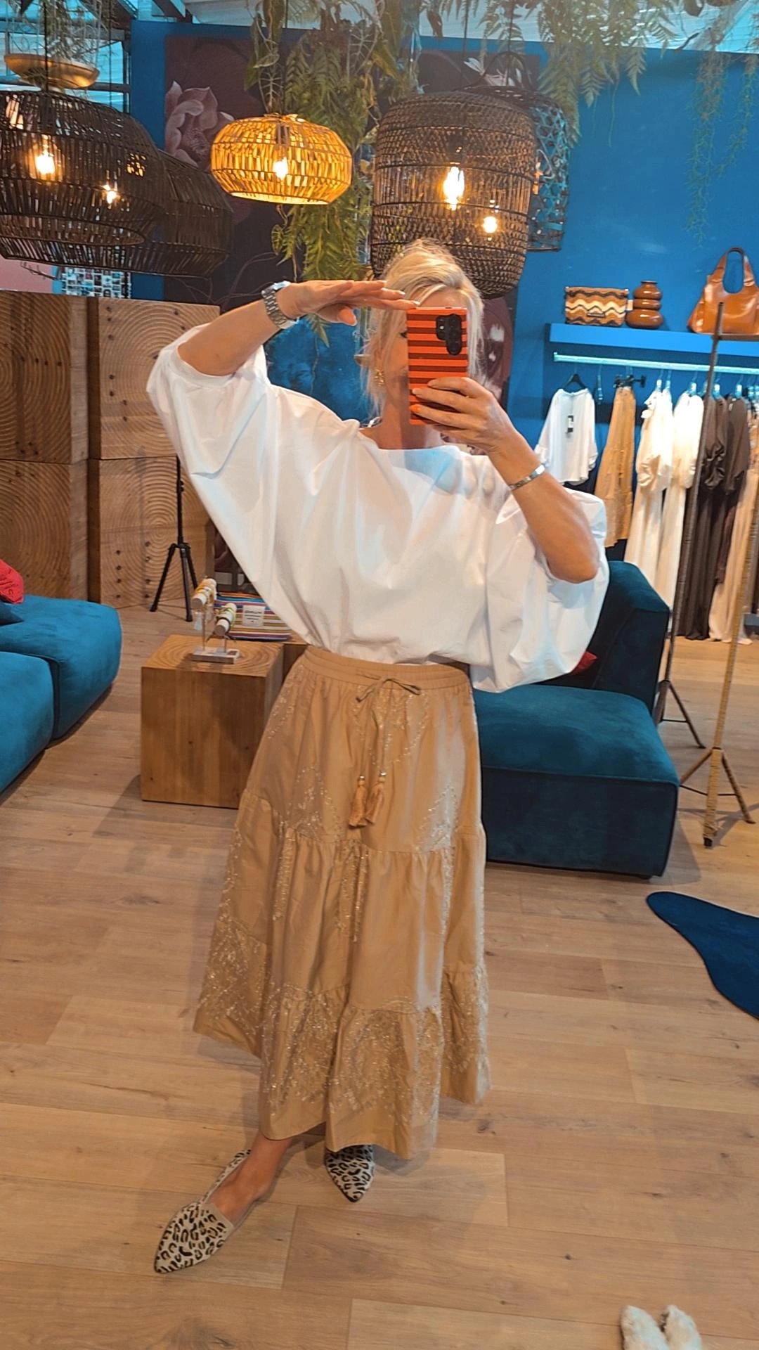 Rok in zand kleur met rek in de taille , tu