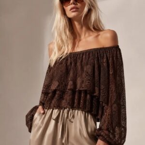 Blouse in opengewerkte kant boho-stijl, verkrijgbaar in wit en chocoladekleur.