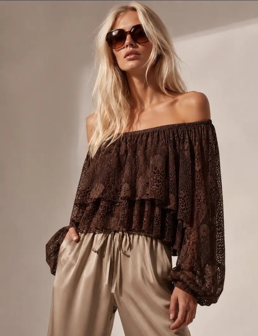 Blouse in opengewerkte kant boho-stijl, verkrijgbaar in wit en chocoladekleur.