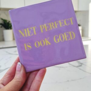 Decoratieve tegel met tekst.
Niet perfect is ook goed.