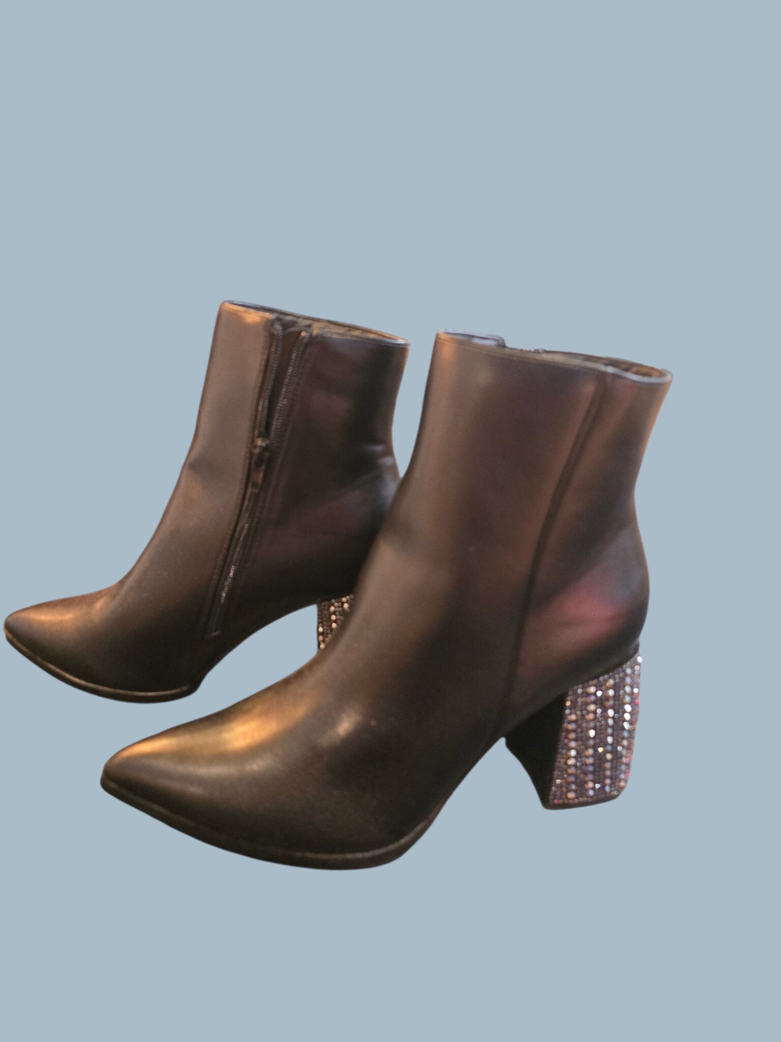 Zwarte enkellaarsjes van Menbur met een mooie strass hak.
