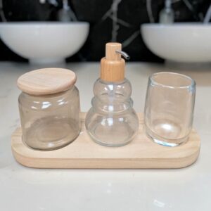 Zeepdispenser en opbergpotjes voor tandenborstels en diverse benodigdheden.
CADEAUTIP !