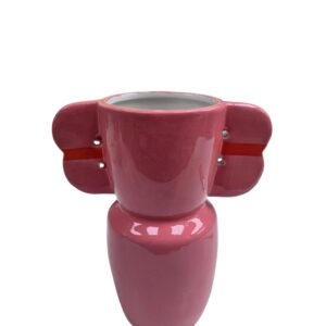 Vaas: keramiek in roze met speelse accenten en afwerking.