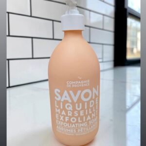 Marseillezeep in een elegante sierfles met een praktische pomp, uitgevoerd in een subtiele roze tint. 495 ml