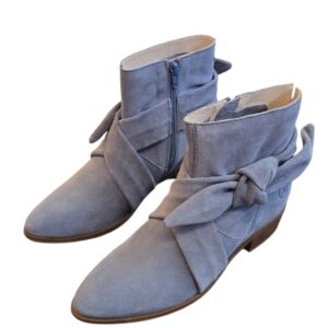 Korte laarzen, uitgevoerd in blauw denim en verfraaid met een strik.
