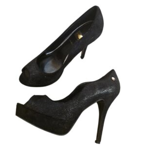 pumps met een hoge hak zwart en plateauzool in een glanzende stof