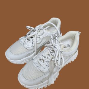 Sneakers wit met verhoogde zool 
Laatste paar maat 36