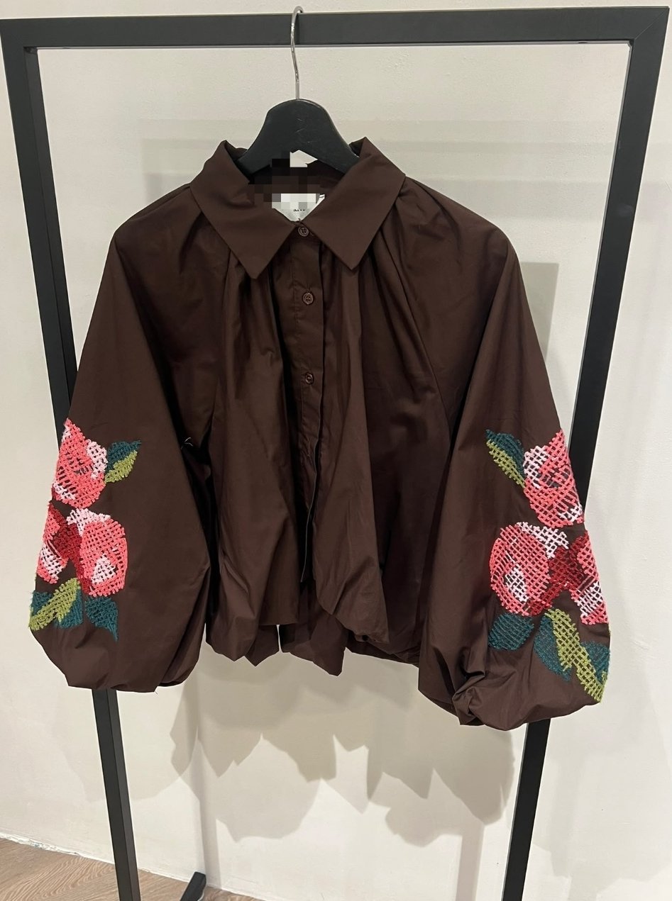 Blouse: bruine unieke geborduurde blouse met bloemen / Floral elegance
UITVERKOCHT