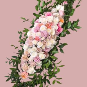Rouwstuk vol met rozen