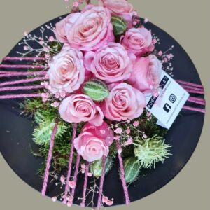 Rouwbloemstuk decoratief opgemaakt op schaal.