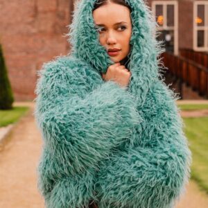 Jas: trendy fluffy turquoise met kap