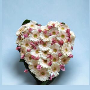 Rouwbloemstuk in de vorm van een hart met gerbera's