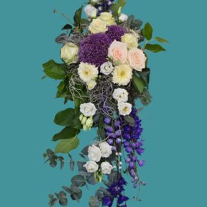 Rouwbloemstuk in wit, blauw/paarse kleuren