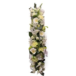 Rouwbloemstuk langwerpig in een wit-groene kleurstelling en orchideeën