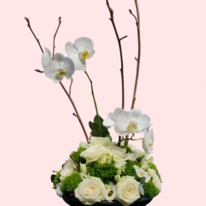 Bloemstuk in ronde schaal met orchideeën