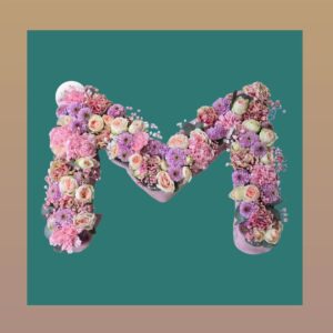 Bloemstuk in letter vorm