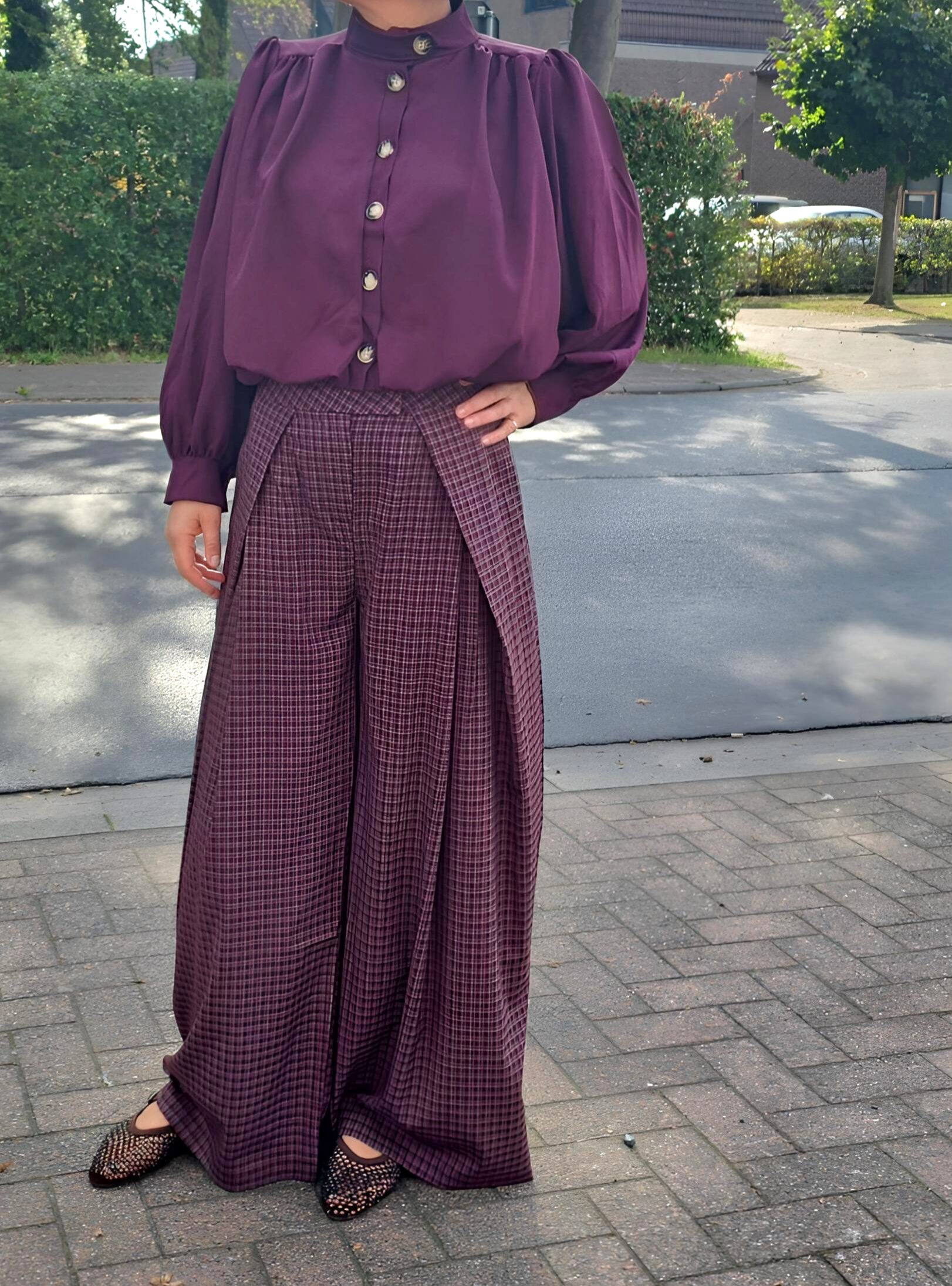 Broek met kleine ruitjes in bordeaux en beige met geplooide zijkanten - Afbeelding 3