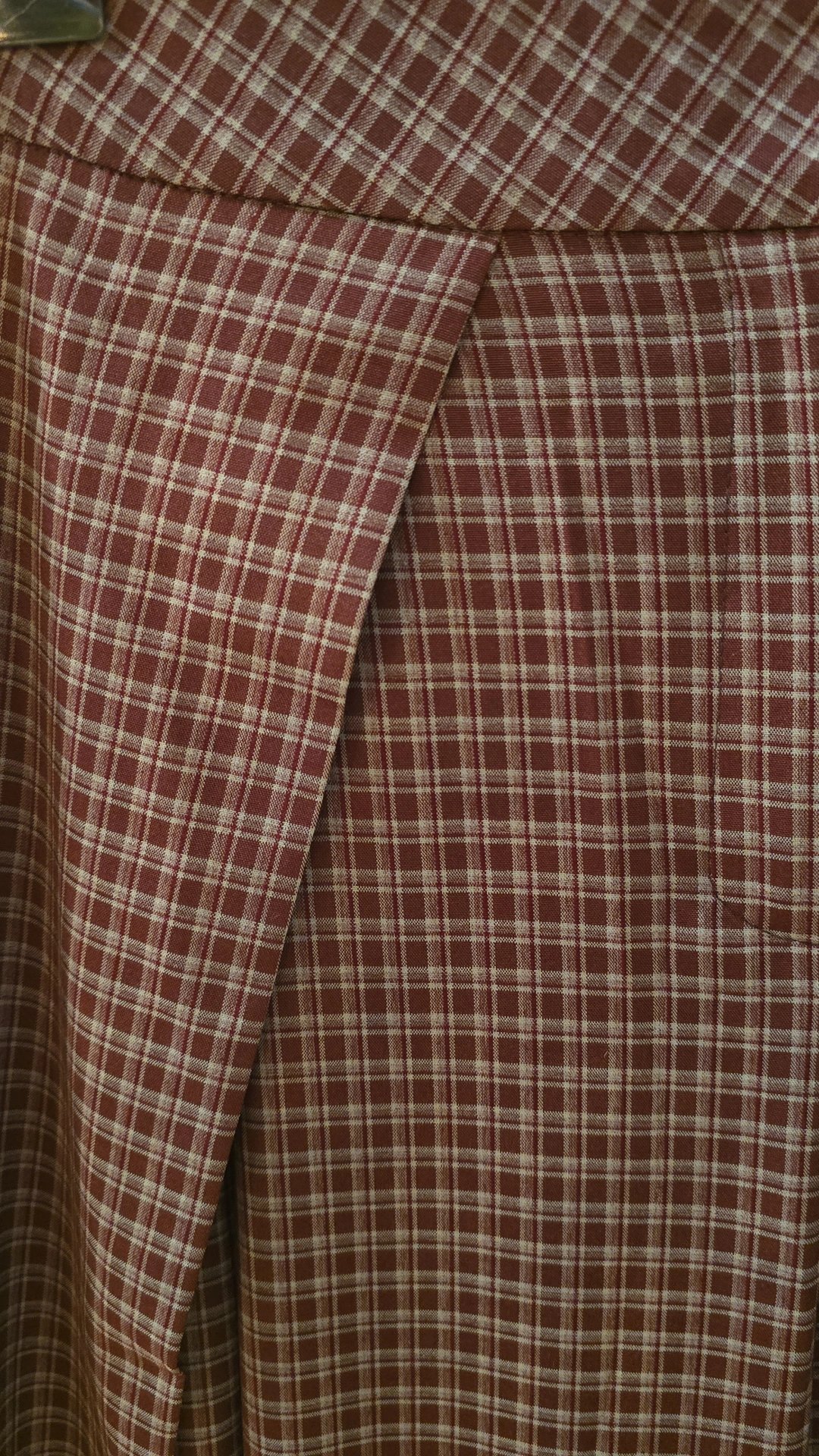 Broek met kleine ruitjes in bordeaux en beige met geplooide zijkanten - Afbeelding 4